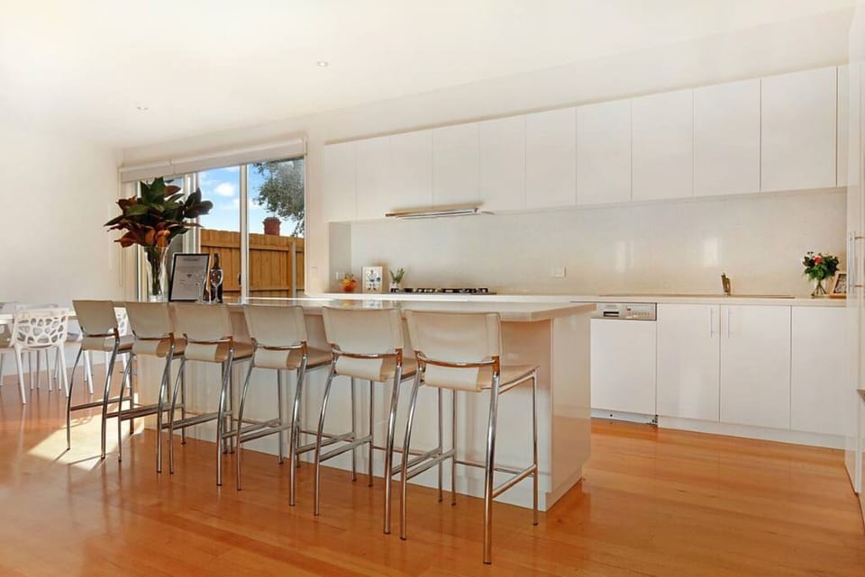 Kitchen bar, with 6 seatings