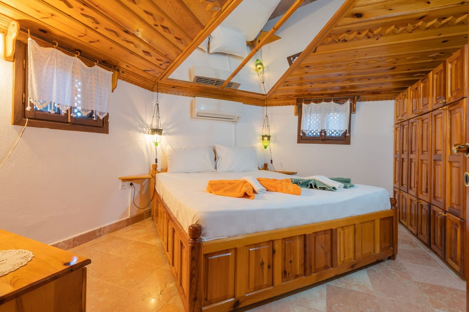 Deluxe Suite | Minibar, individually decorated, individually furnished, soundproofing