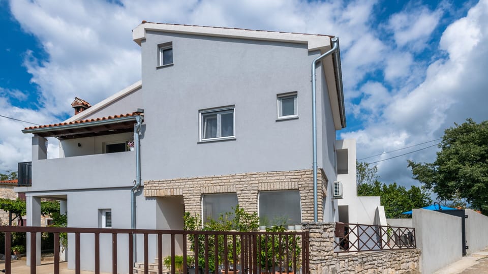 Apartment, 3 Bedrooms, Balcony, Garden View | Front of property