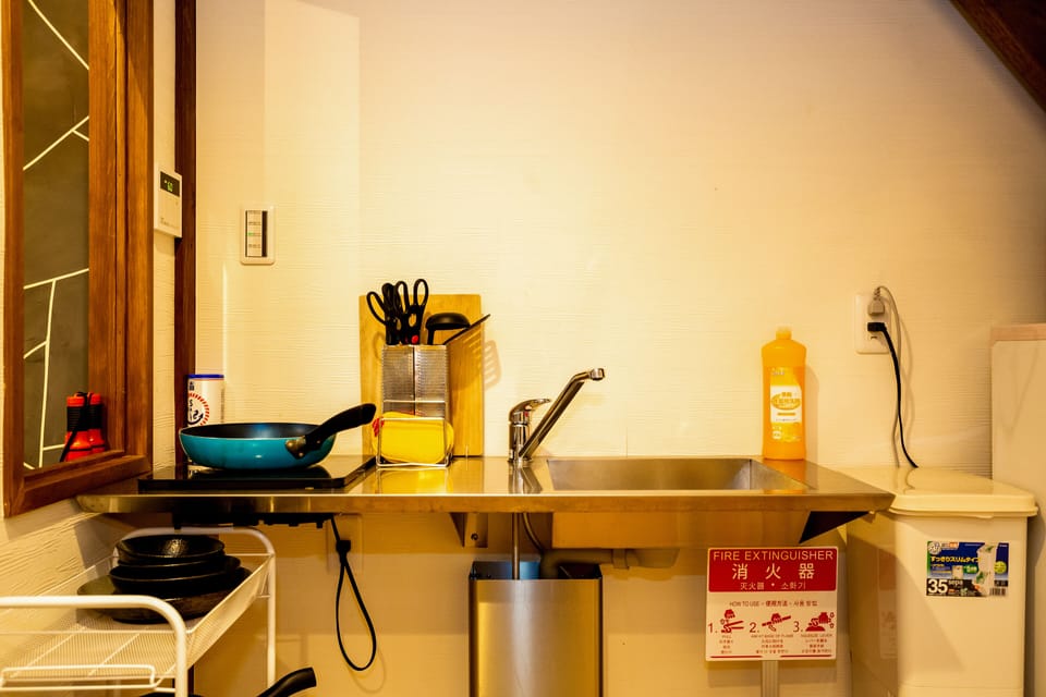Comfort Townhome, Non Smoking | Private kitchen | Full-size fridge, microwave, stovetop, cookware/dishes/utensils