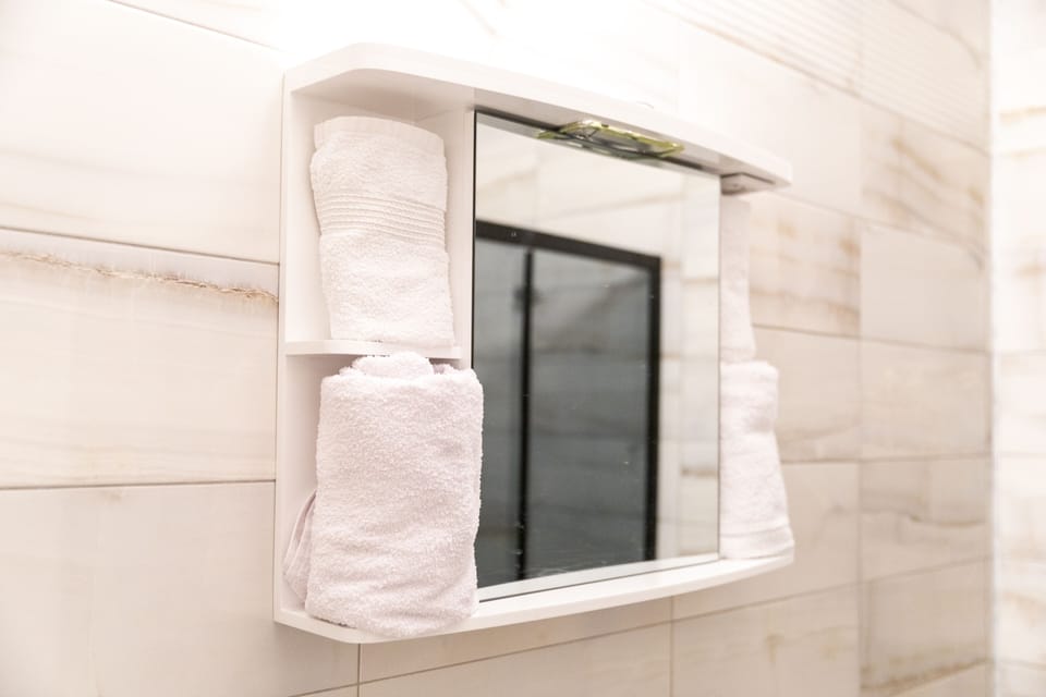 Shower, free toiletries, towels