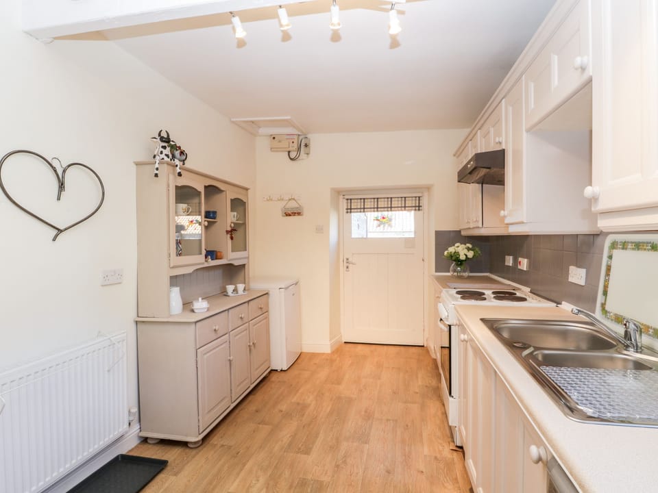 Cottage | Private kitchen | Fridge, microwave, electric kettle, toaster