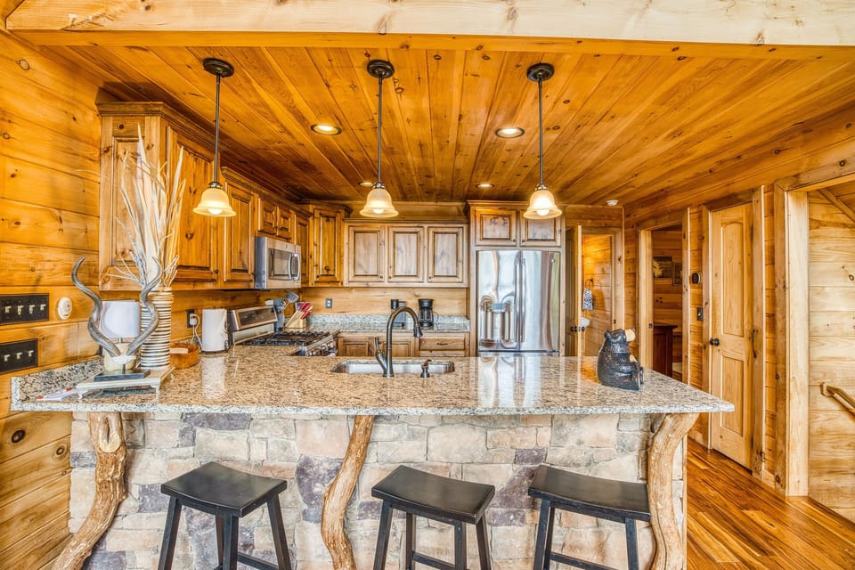 Breakfast bar with stools to watch the Gourmet at the professional gas stove with an air fryer