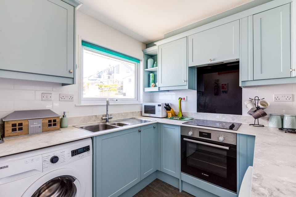 Cottage | Private kitchen | Fridge, electric kettle, toaster, cookware/dishes/utensils