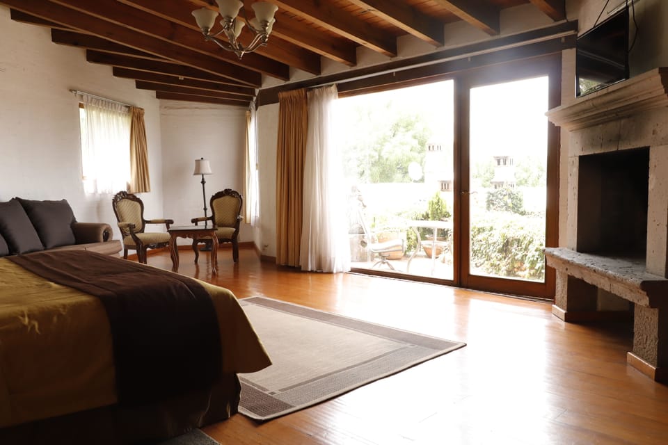 Master Suite | Desk, iron/ironing board, free WiFi, bed sheets