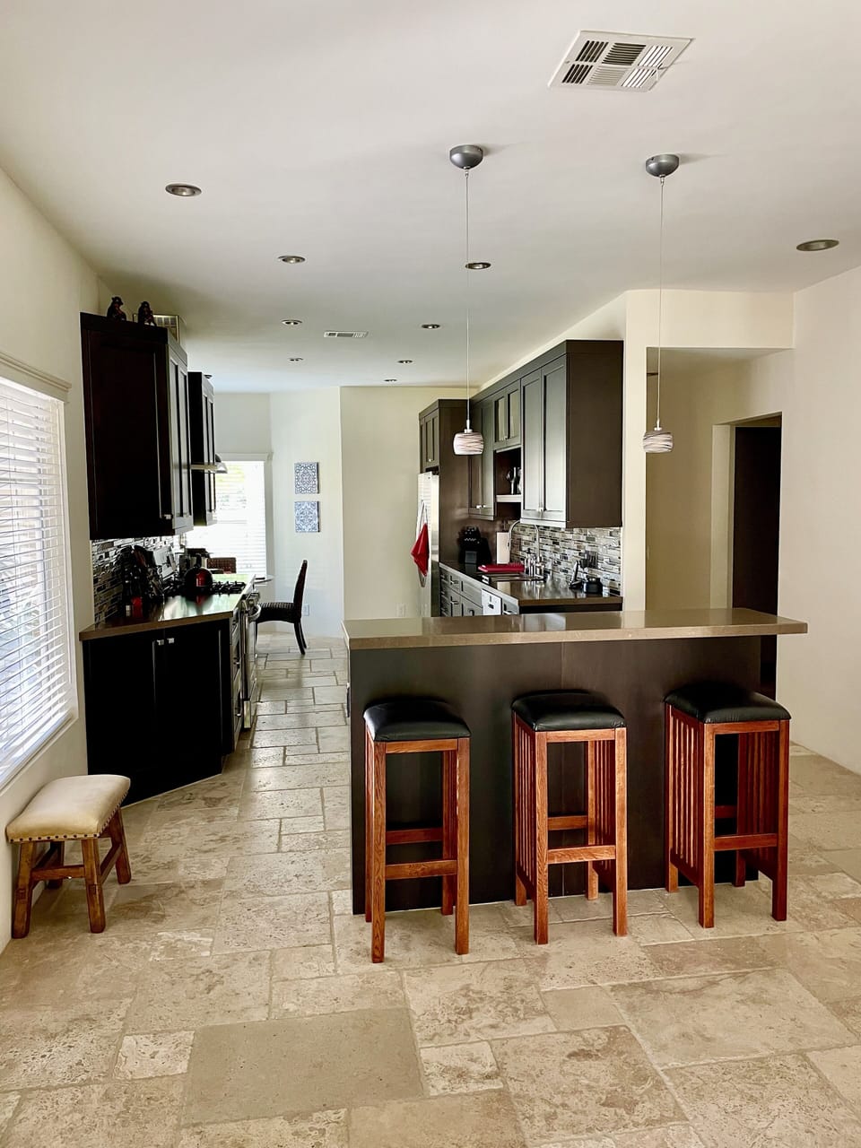 Kitchen bar/ island 