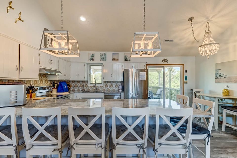 Top-Level Kitchen with Bar (seats 6)