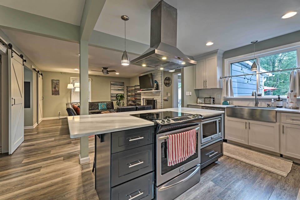 Fully Equipped Kitchen | Dishware & Flatware Provided