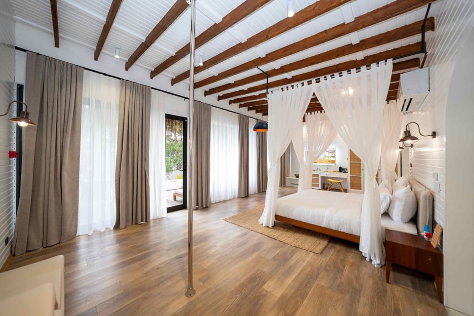 Secret Garden House | Egyptian cotton sheets, premium bedding, Select Comfort beds, minibar