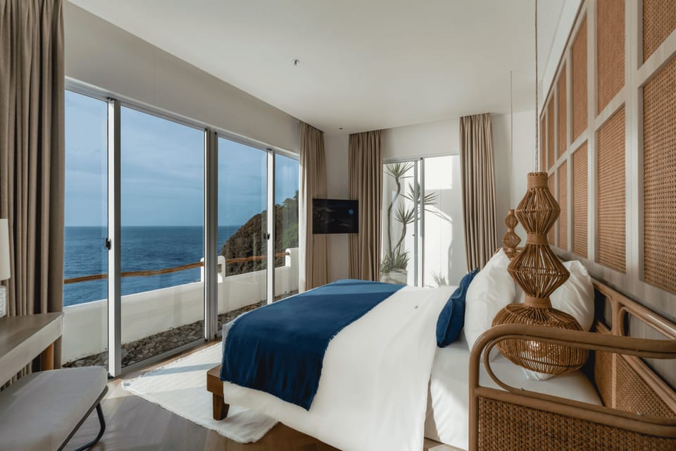 Ocean Rooftop | Egyptian cotton sheets, premium bedding, pillowtop beds, minibar