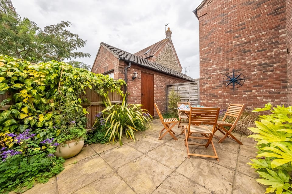 Rowan Cottage, Holt: Enclosed courtyard garden with outside dining area