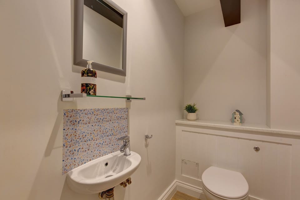 Ground floor: Cloakroom