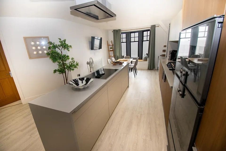 Luxury Apartment (Ty Mor) | Private kitchen | Full-size fridge, microwave, oven, stovetop