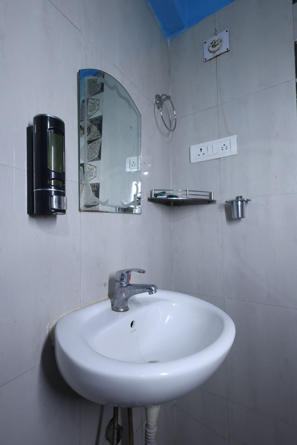 Deluxe Room | Bathroom | Shower, free toiletries, slippers, towels