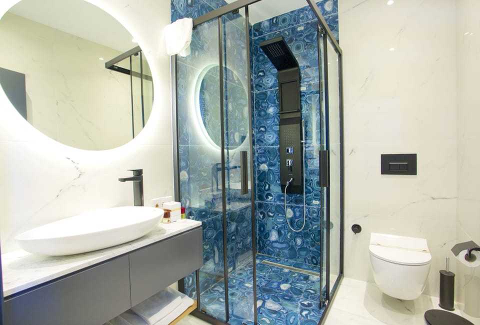 Shower, rainfall showerhead, free toiletries, hair dryer