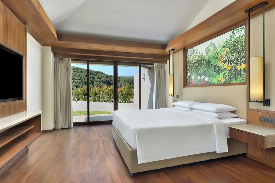 Room, 1 King Bed, Patio, Garden View (Patio) | Minibar, in-room safe, desk, laptop workspace