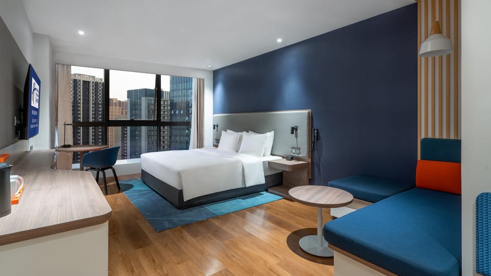 Suite, 1 Bedroom | Minibar, in-room safe, desk, blackout drapes