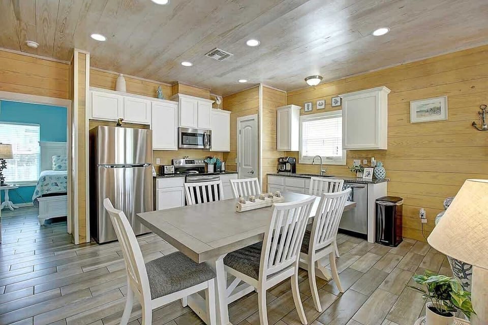 Dining room with 6 seats