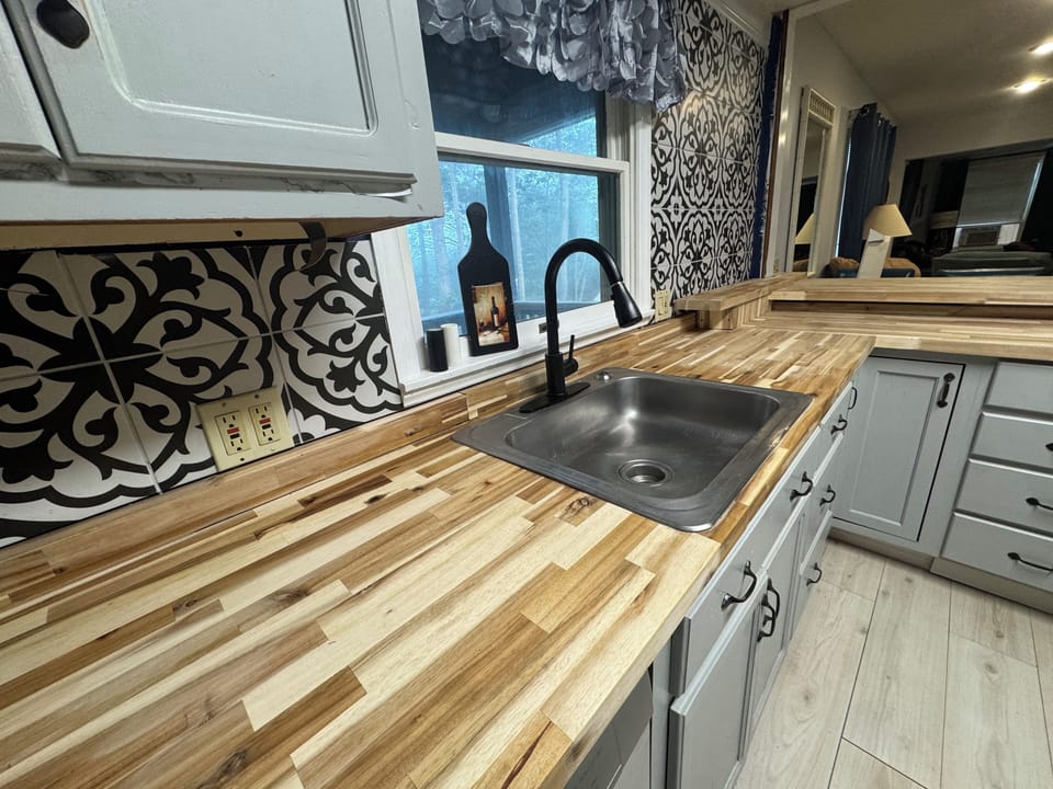 Updated kitchen -- new counters