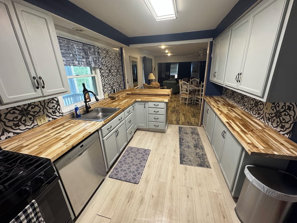 Updated kitchen -- new counters