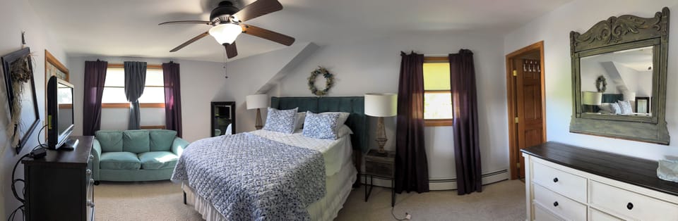 Master bedroom #1 with Queen sized  bed
3rd floor
