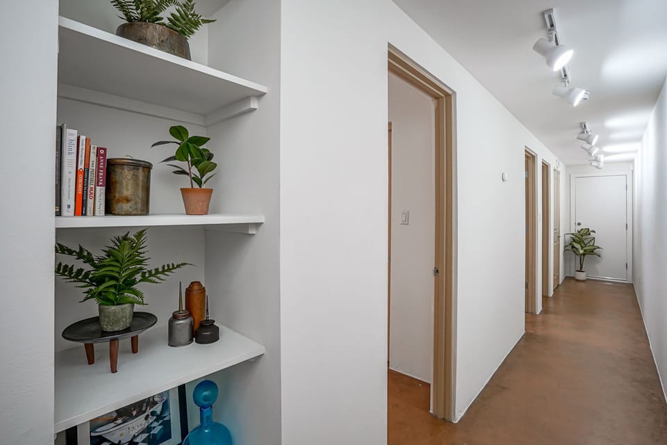 Hallway to bedrooms and w/d
