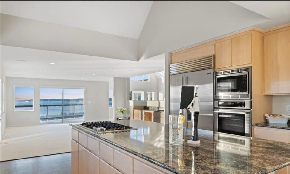Kitchen. Can enjoying beach view while cooking too.