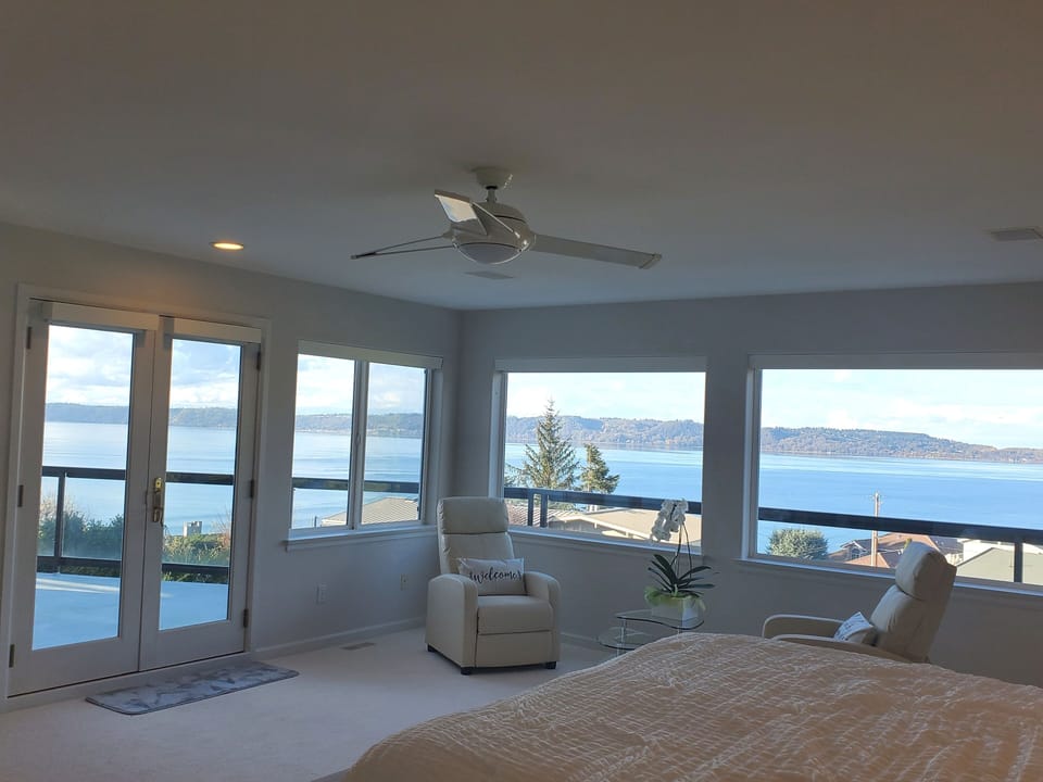 Master bedroom1. Great beach view!