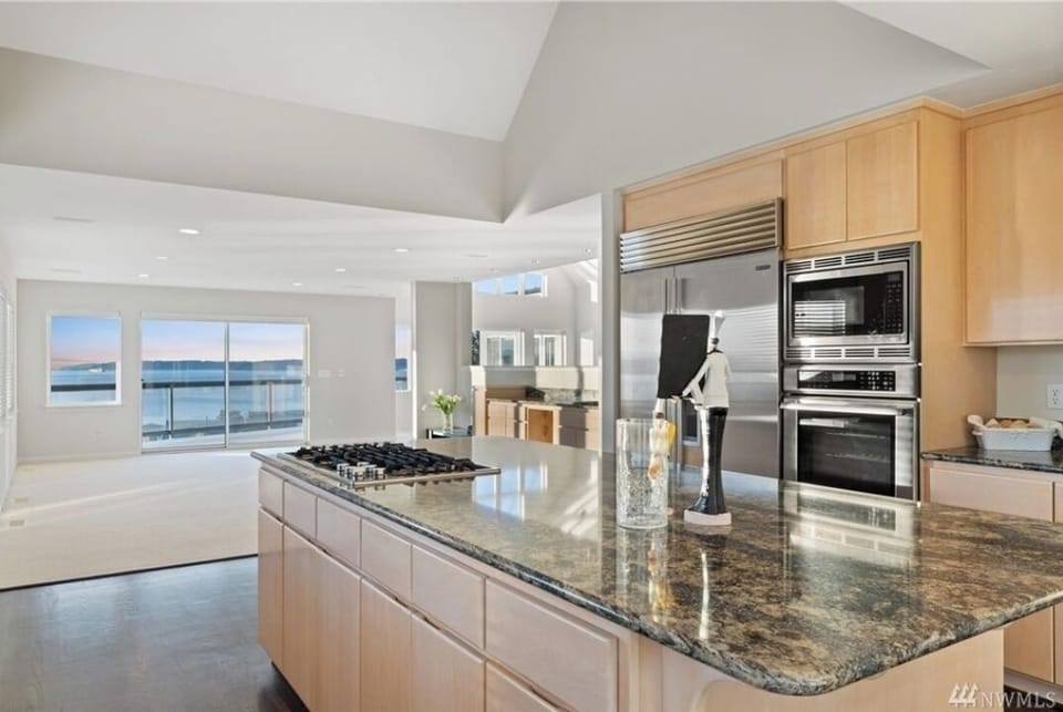 Kitchen. Can enjoying beach view while cooking too.