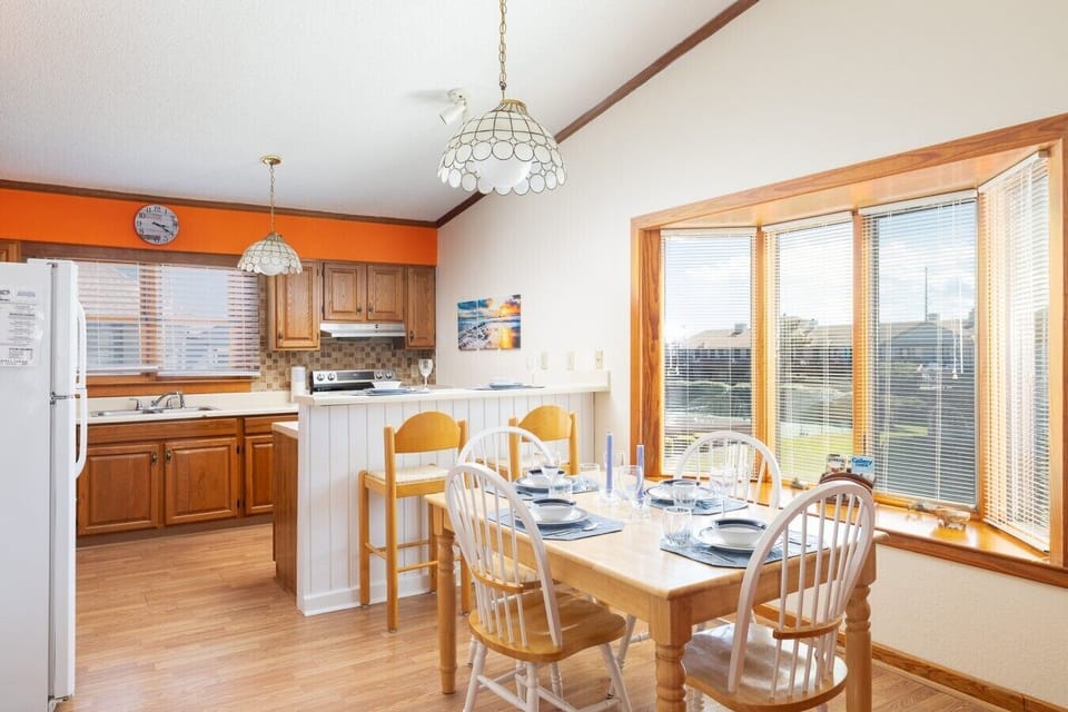 Fully equipped kitchen and dining area for family meals and beach snacks