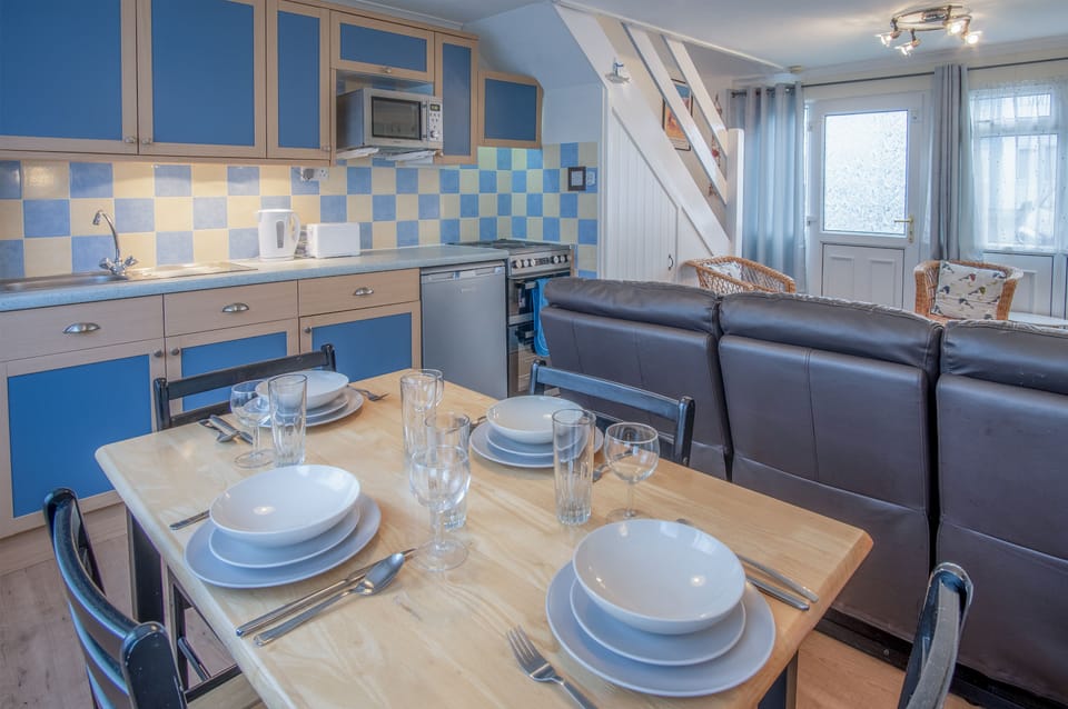 Chalet (2 Bedrooms) | Private kitchen | Fridge, microwave, oven, stovetop