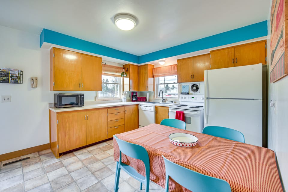Kitchen | Fully Equipped w/ Cooking Basics