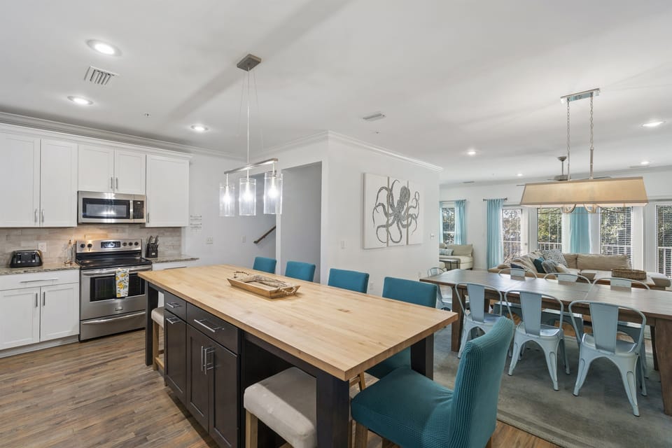 Kitchen island has bar seating to seat 5 comfortably