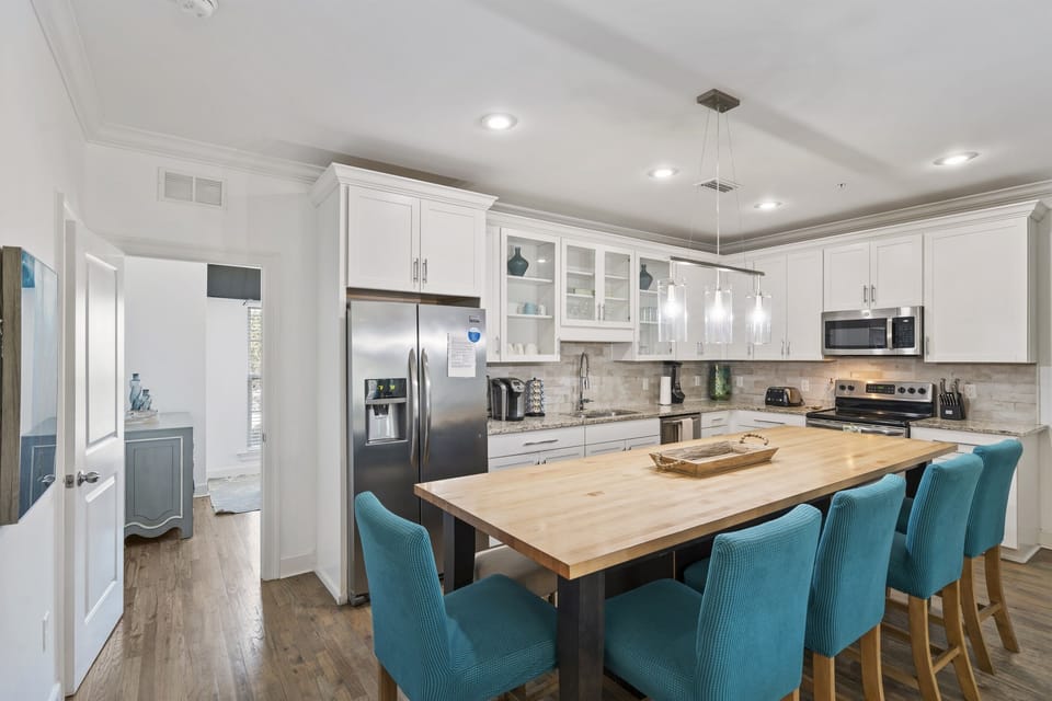 Large kitchen with plenty of room to entertain