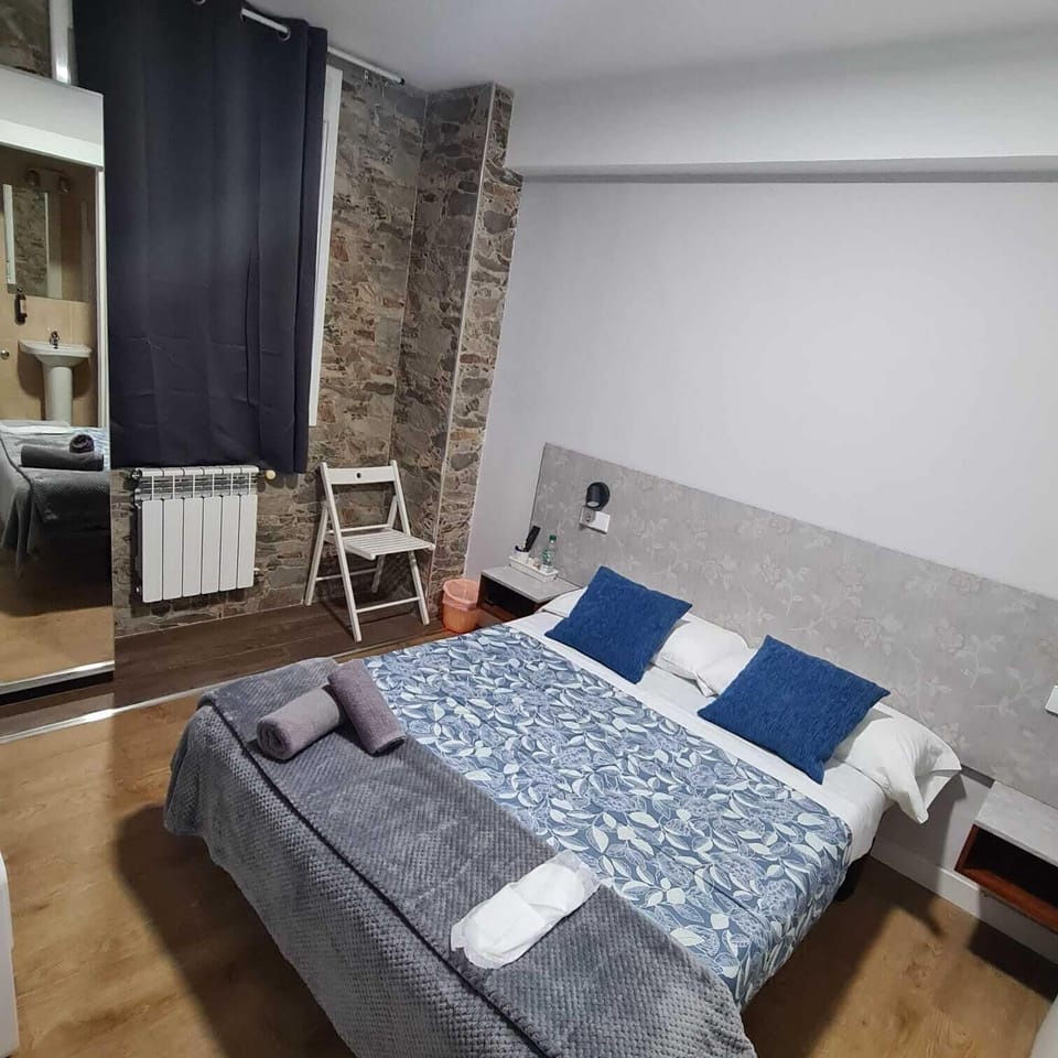 Individual Room private bathroom | Iron/ironing board, free WiFi, bed sheets