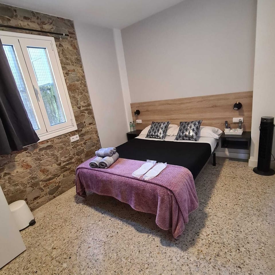 Individual shared bathroom | Iron/ironing board, free WiFi, bed sheets