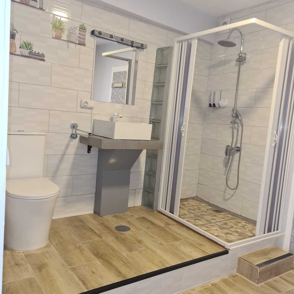 Double (1 bed) with private bathroom | Bathroom | Slippers, towels
