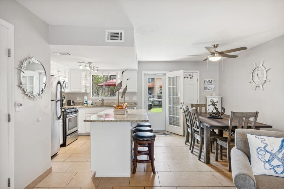 Kitchen & Dining