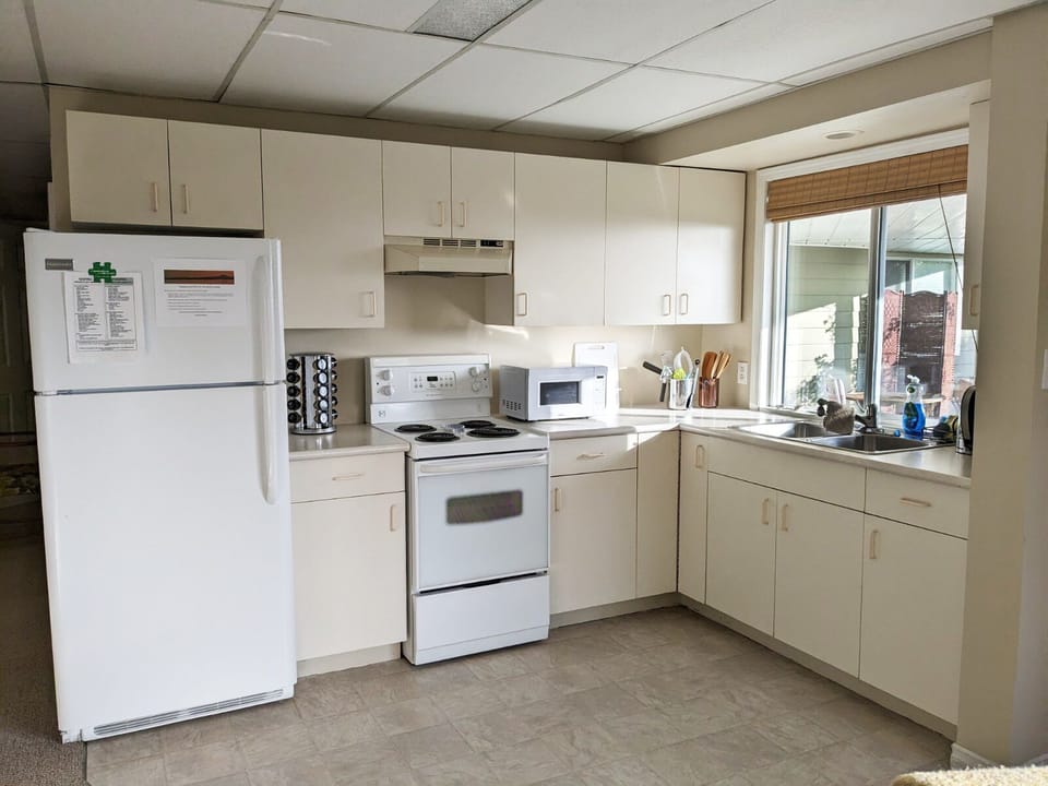 Efficient kitchen with everything you will need to whip up culinary delights.