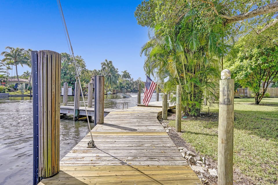 200ft of waterfront docks utilized for parking boats and yachts at extra charge