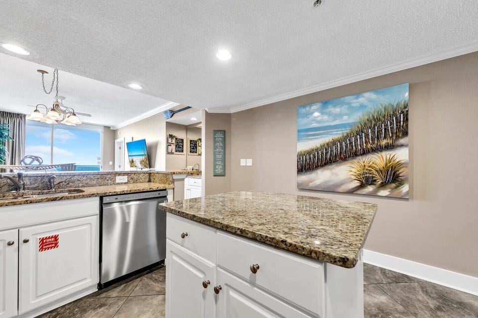 Kitchen with large island