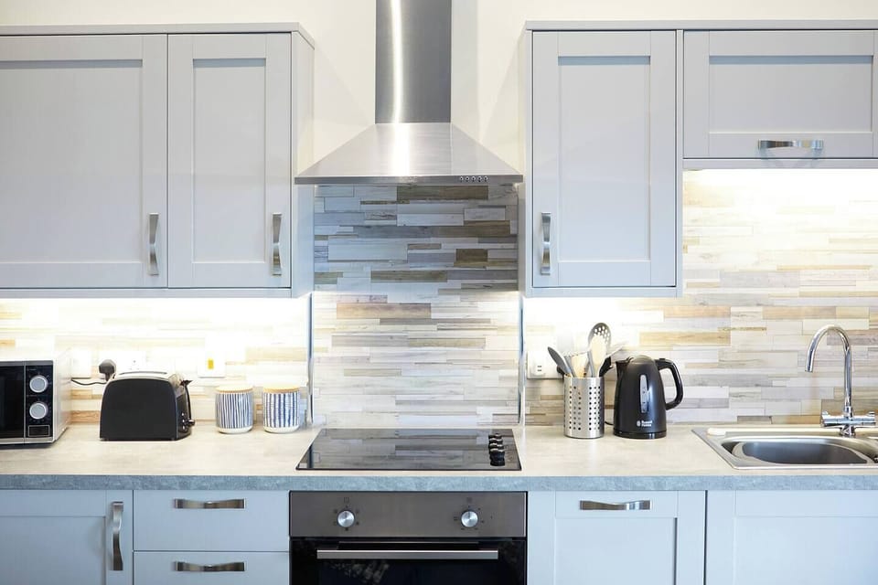 This is a Full kitchen. It has an
Electric hob, cooker, fridge and freezer compartment, dishwasher. Microwave.