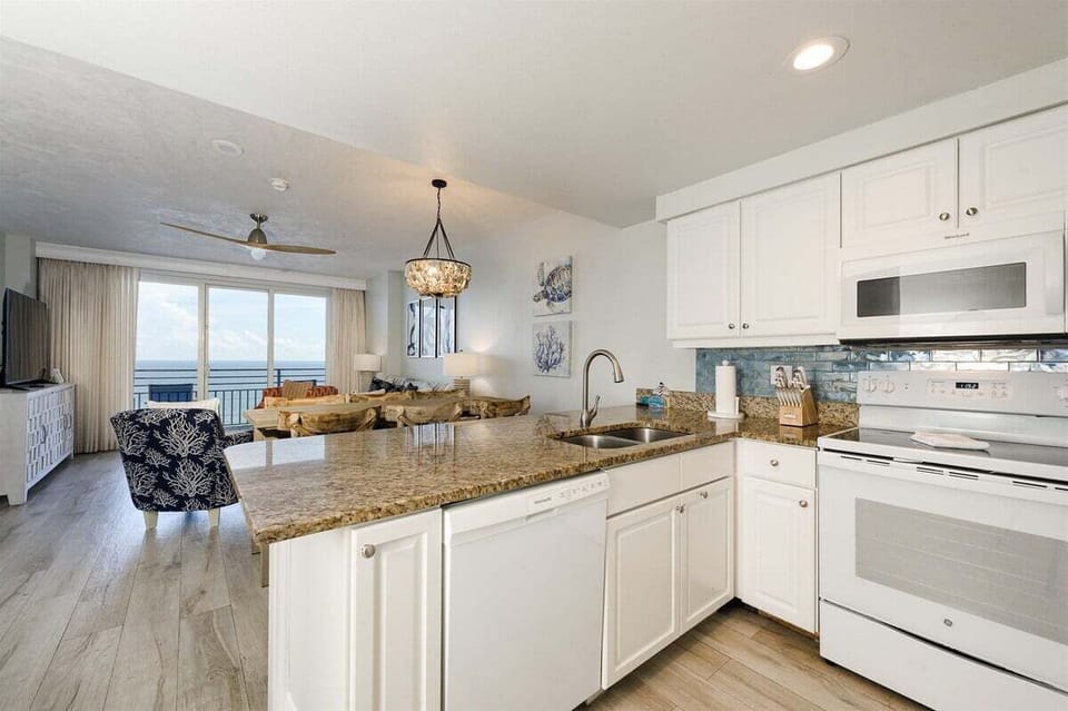 Beautiful fully stocked kitchen