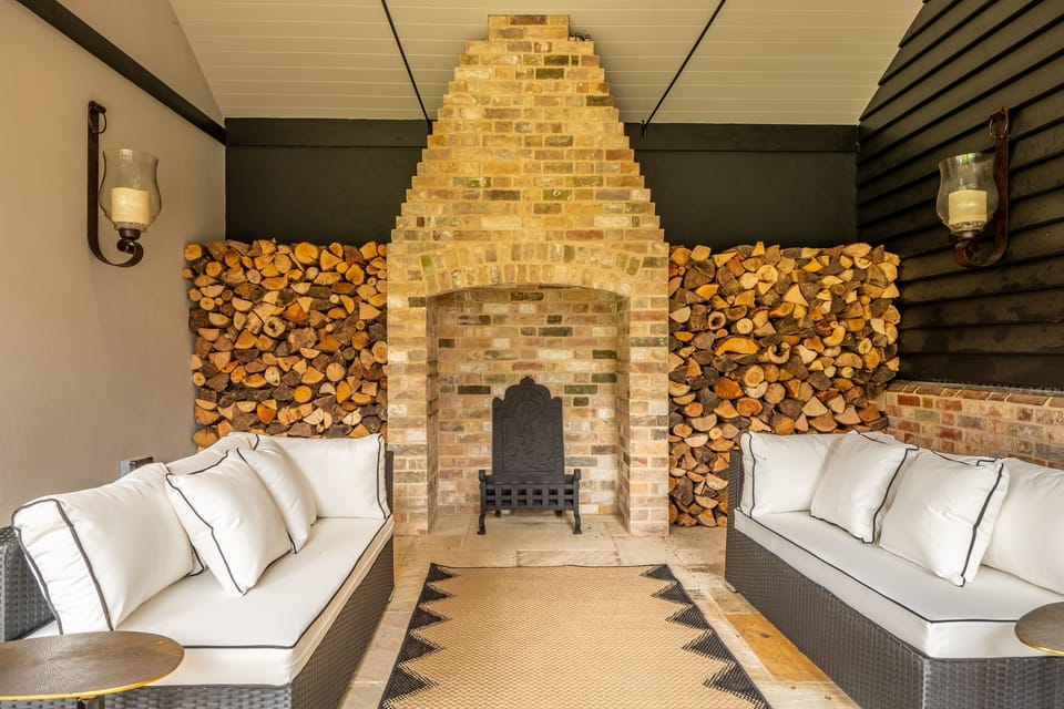 The Retreat: Fabulous undercover outdoor walk-way with open fire and more seating