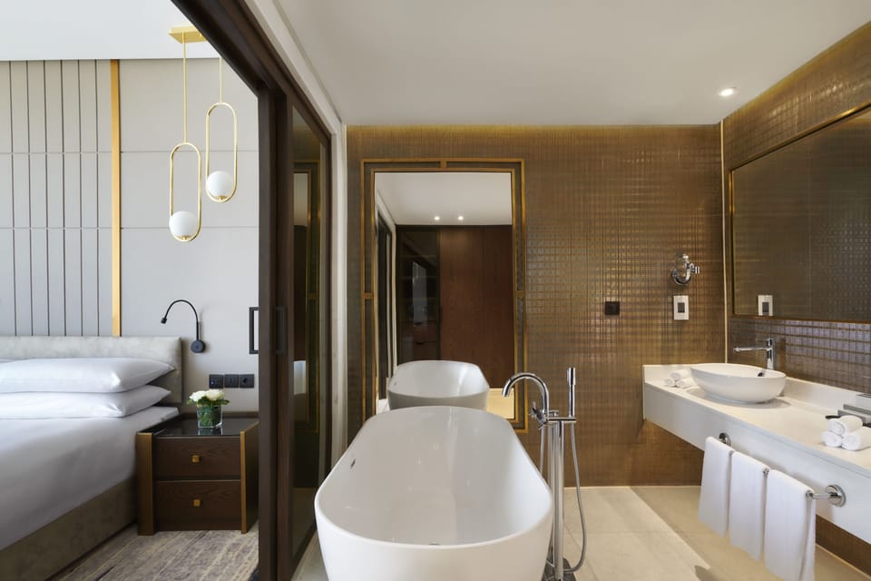 Club Suite, 1 King Bed, Club Lounge Access (Arkan) | Bathroom | Eco-friendly toiletries, hair dryer, bathrobes, slippers