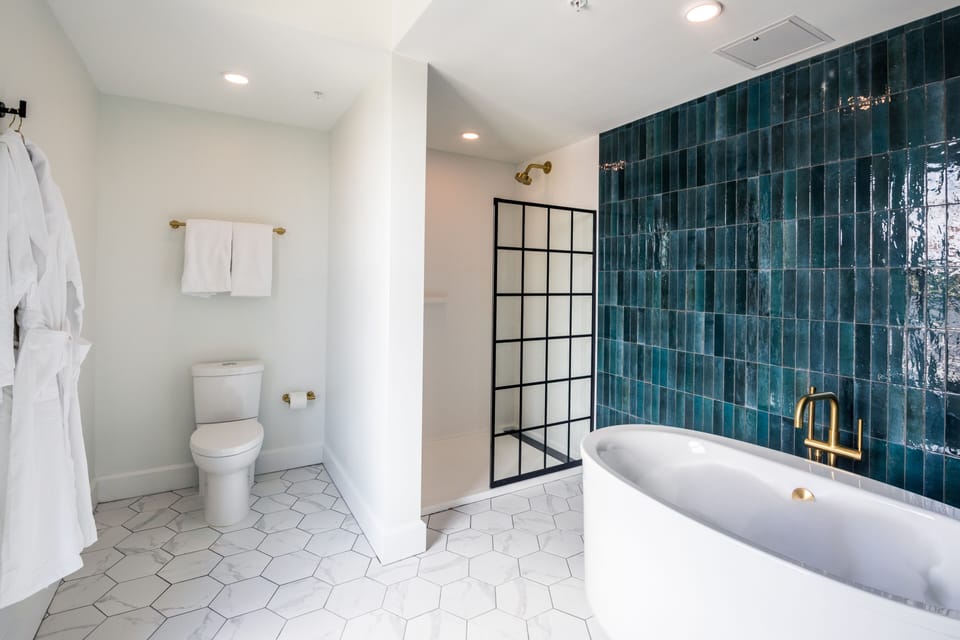 Honeymoon Studio Suite, 1 King Bed, Bathtub, City View | Egyptian cotton sheets, premium bedding, pillowtop beds, minibar