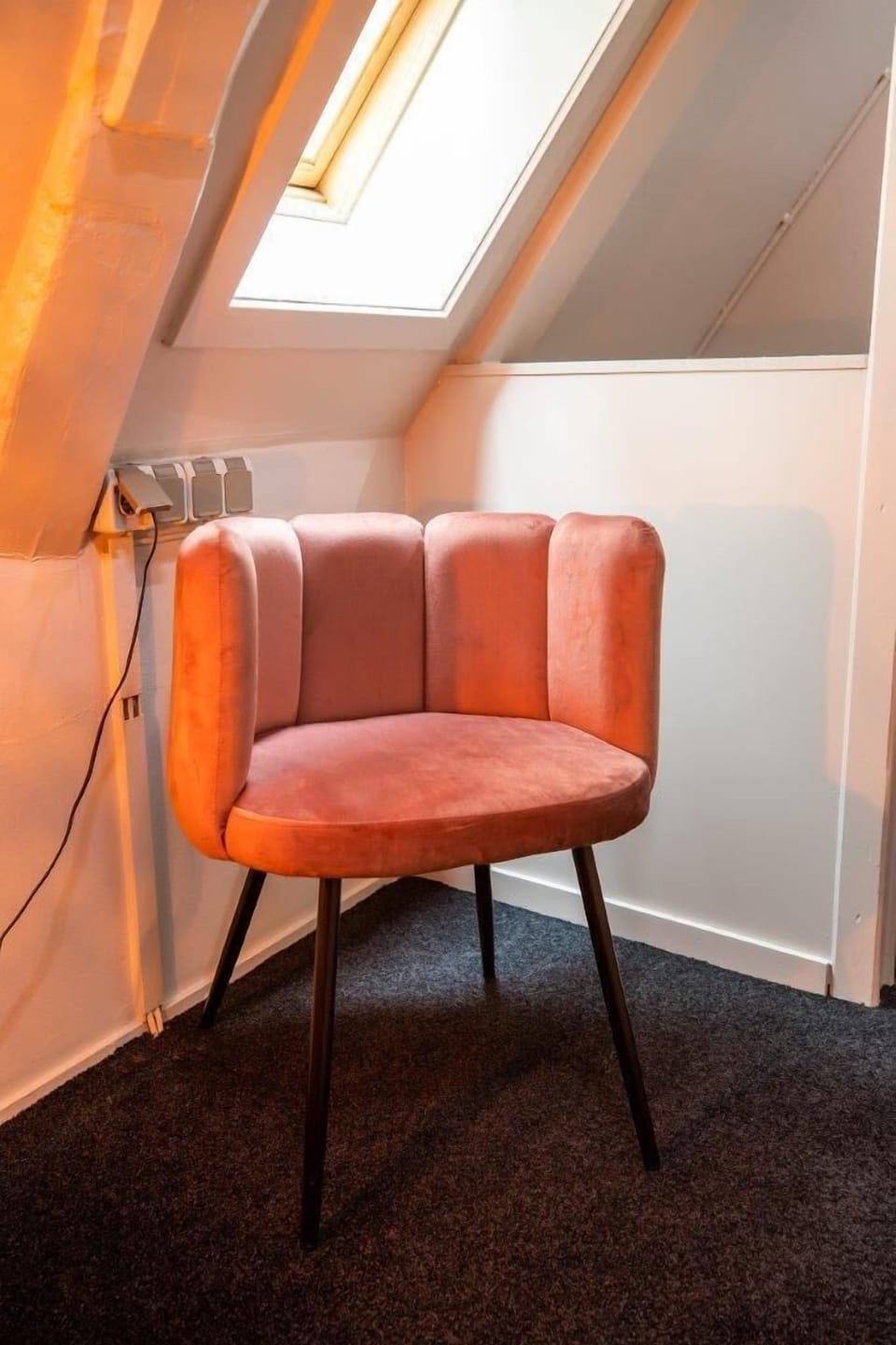 Hallway - A stylish pop of color and the perfect spot to unwind with a book or a glass of wine.