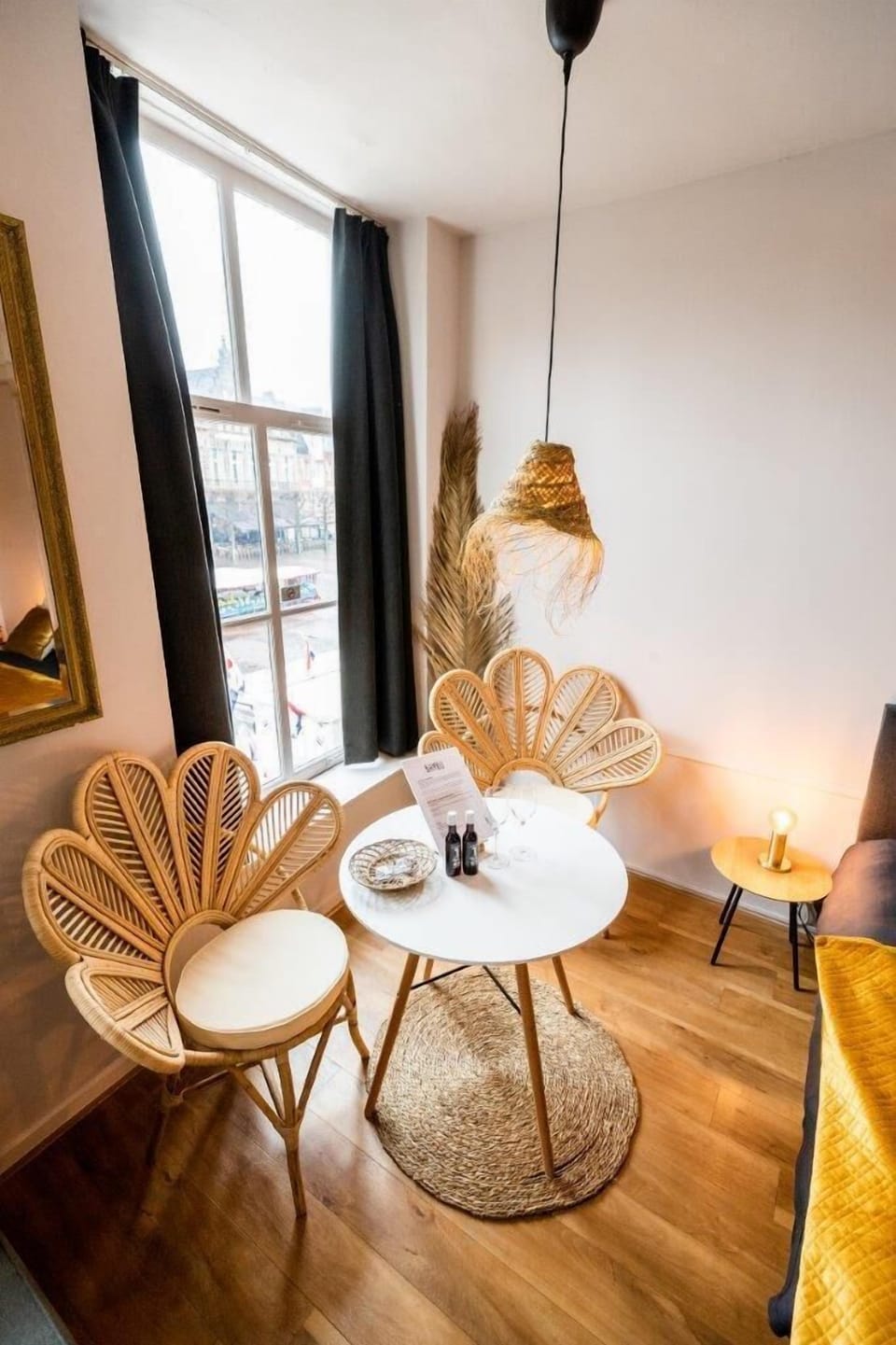 Morning coffee spot
Your own seating nook by the window — ideal for a chat, a book or a glass of wine.

