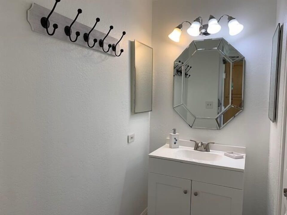 Bath vanity