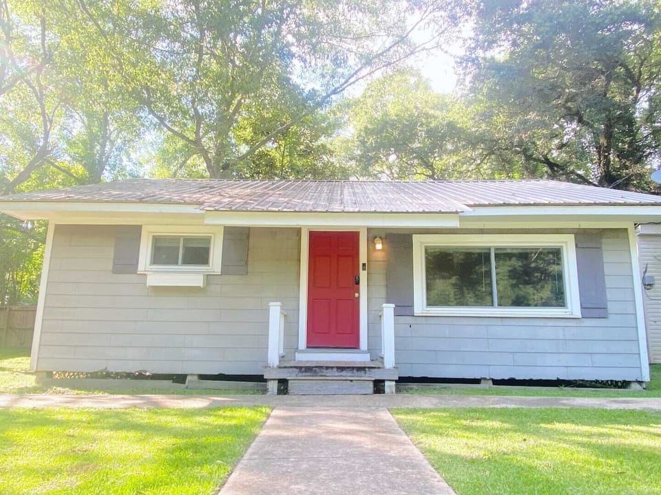 Style and comfort start as soon as you walk through the charming red door! 